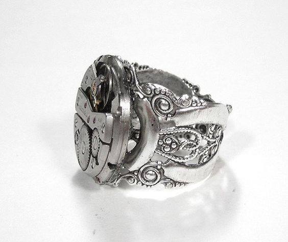 รับทำแหวนรุ่น - รับออกแบบแหวนรุ่น - แหวนรุ่น เป็นแหวนที่ถูกผลิตขึ้นจาก ร้านทำแหวนรุ่น ซึ่งแหวนรุ่นเป็นความทรงจำดี ๆ ในวัยเรียนจากสถาบันที่คุณจบการศึกษาและรุ่นที่คุณภาคภูมิใจในชีวิตของการเป็นนักเรียน นักศึกษา