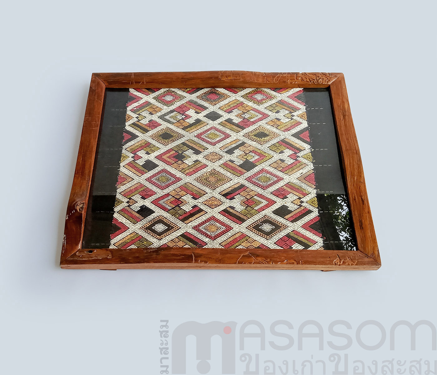 ผ้าไหมทอมือในกรอบไม้สัก