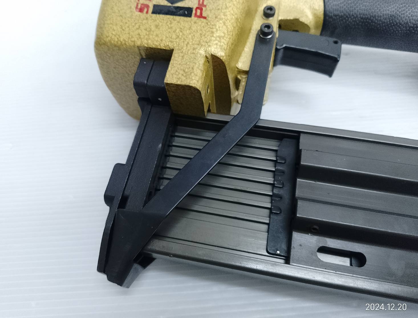 แม็กยิงตะปูลมคอนกรีต-ไม้ ขาเดี่ยว ST-64 KING (Taiwan)