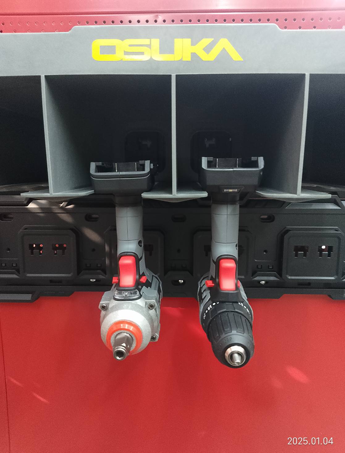 ชั้นวางเครื่องมือช่างไร้สาย (พลาสติก) OSMWS23002 OSUKA