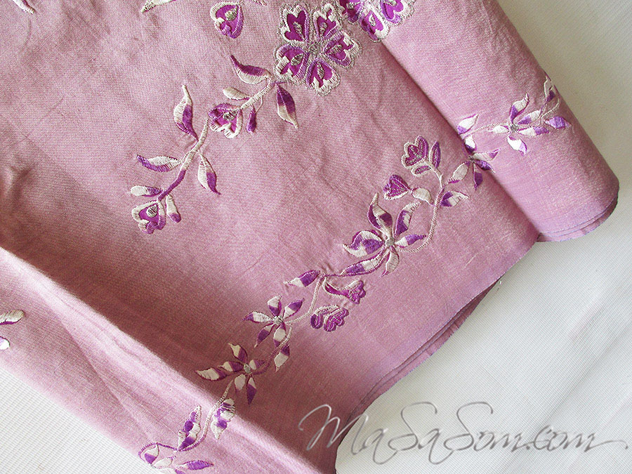 ผ้าถุงผ้าไหมปักดิ้น B4