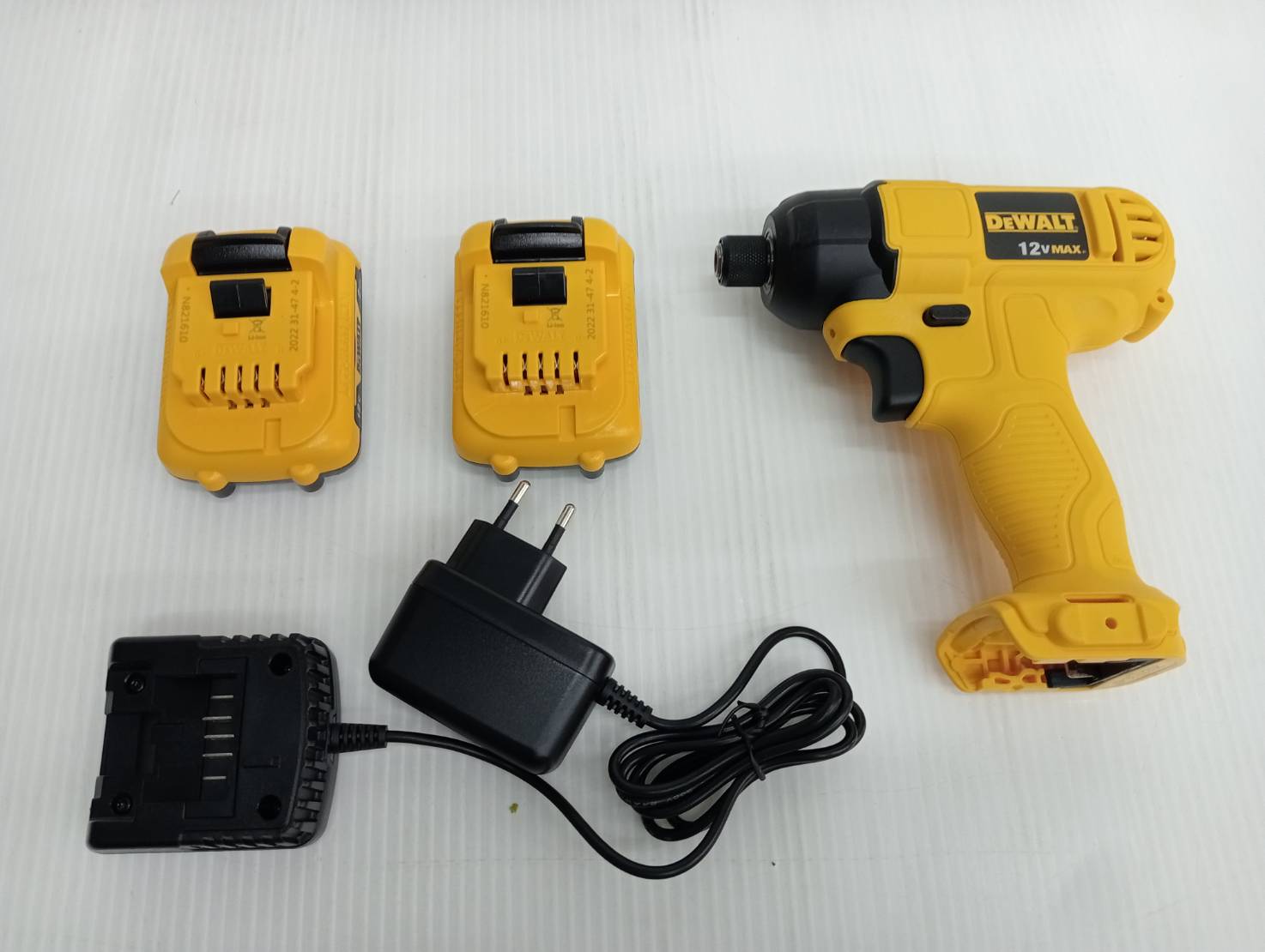สว่านไร้สาย 12V ขนาด 6.35 มม. DCF805D2A-B1 DEWALT