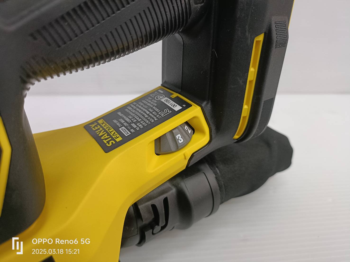 STANLEY รุ่น SCS221-KR เครื่องขัดกระดาษทรายสามเหลี่ยมไร้สาย 20V เฉพาะตัวเครื่อง