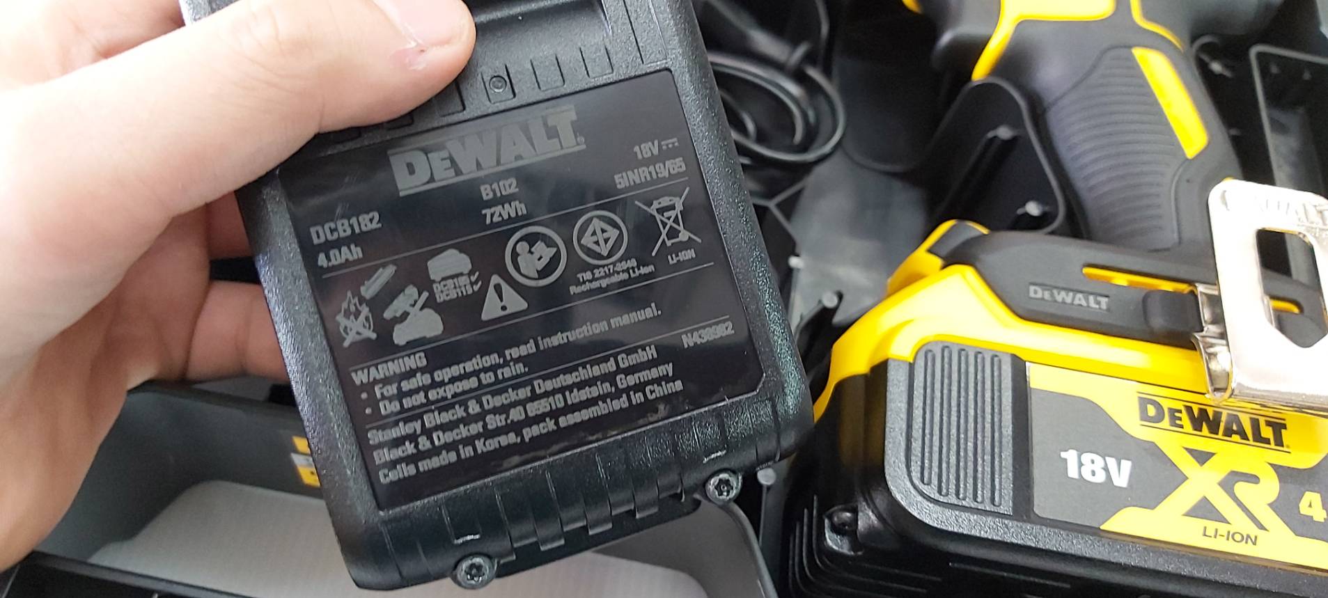 สว่านกระแทกไร้สาย18V DCD796M2 DEWALT