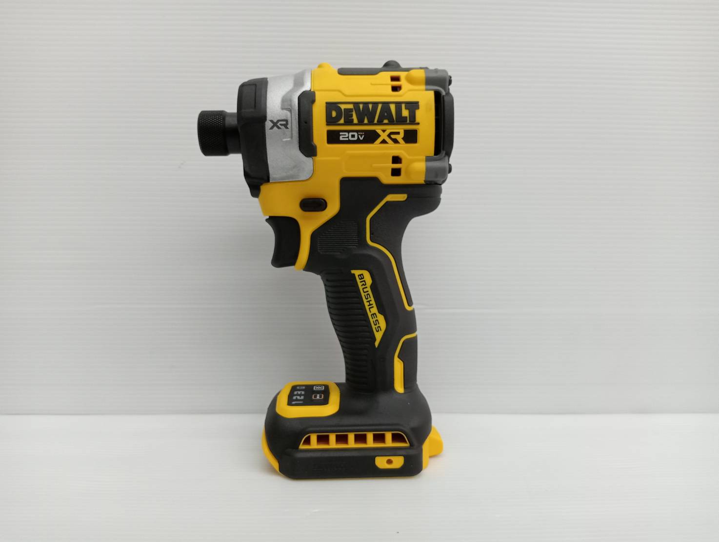 DEWALT รุ่น DCF860N-B1 ไขควงกระแทกไร้สาย ไร้แปรงถ่าน XR 20V Max (เฉพาะตัวเครื่อง)