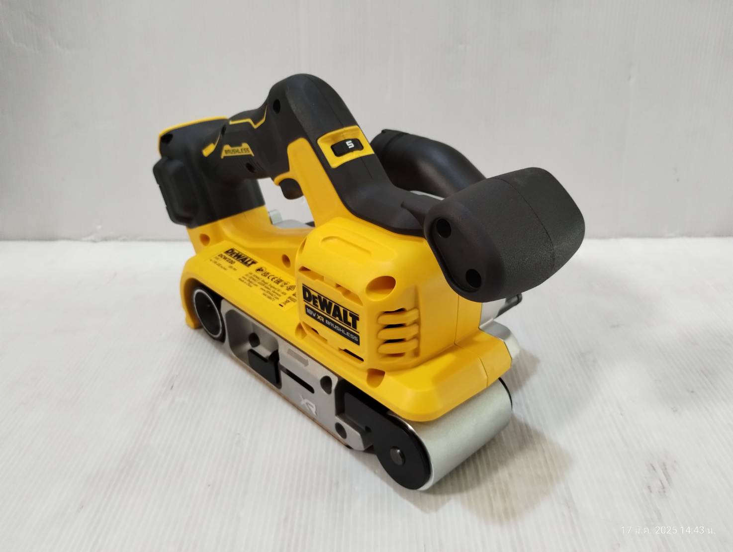 เครื่องขัดกระดาษทรายสายพาน20V DCW220N Dewalt (ตัวเปล่า)