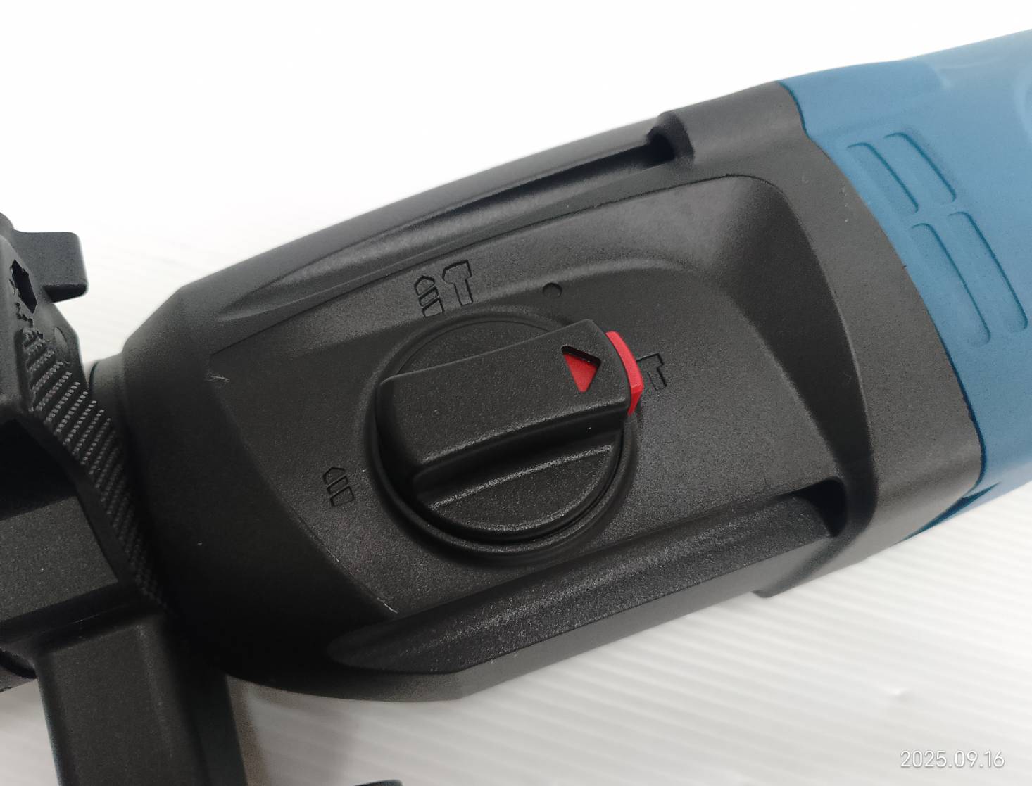 DONG CHENG สว่านโรตารี่ 3ระบบ SDS-PLUS 800W รุ่น DZC05-26B