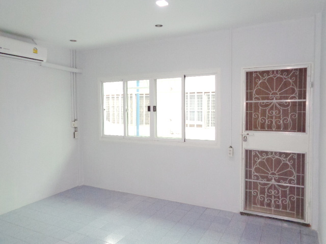 🚩 H1258 ขายทาวน์เฮ้าส์ รีโนเวทใหม่ทั้งหลัง หมู่บ้านจินดาทาวน์ ซอยคู้บอน 27 แยก 58 รามอินทรา ต่อเติมระเบียงหลังบ้าน ใกล้ตลาดสด ถนนหน้าบ้านกว้าง