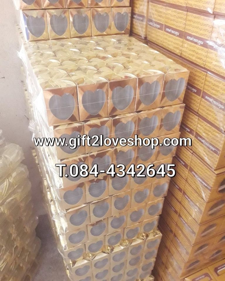แก้วเปีกใสกล่องทองรูปหัวใจ ผูกโบว์ ตามภาพ