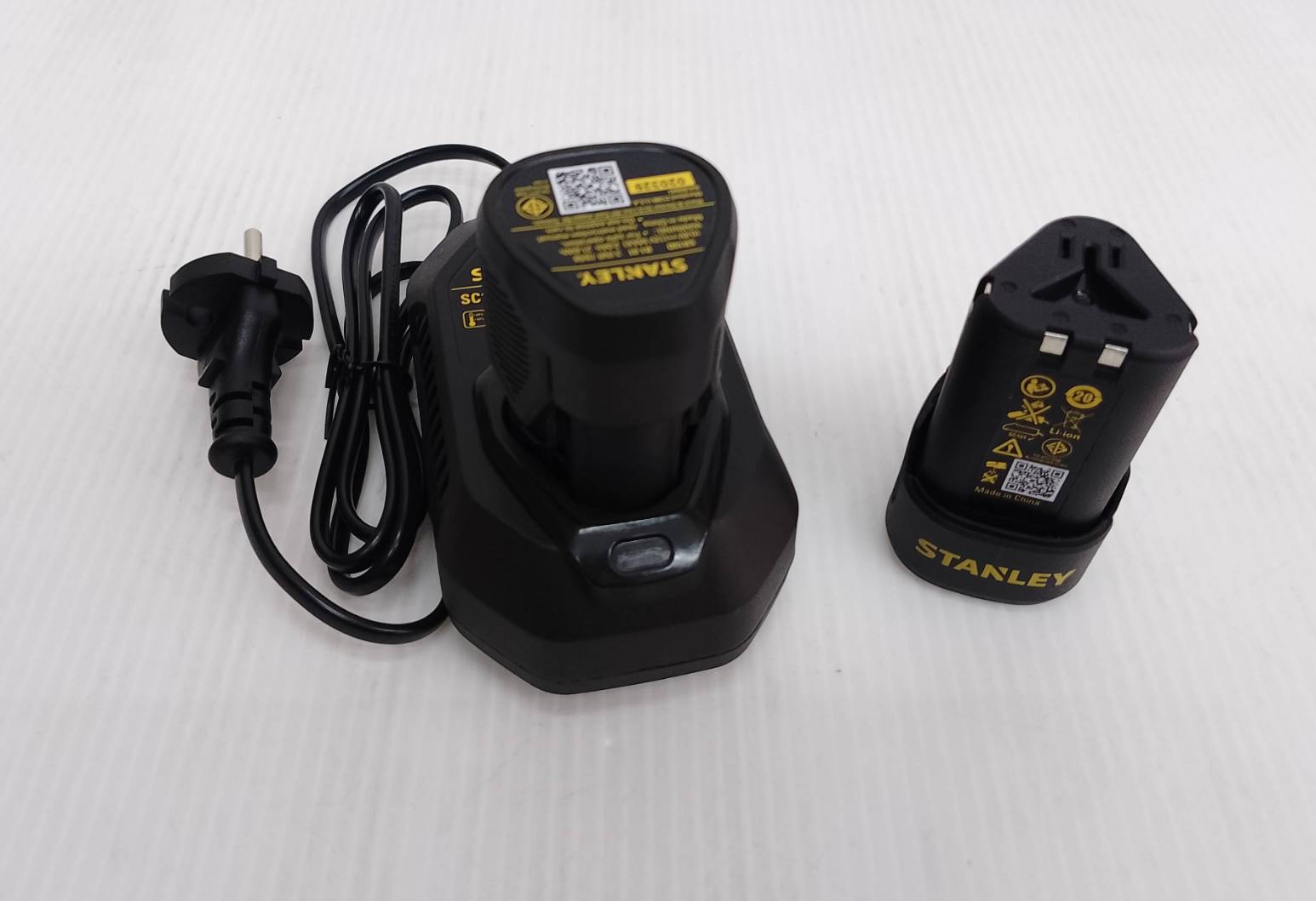 STANLEY รุ่น SCD10D2K-B1 สว่านไขควงไร้สาย 12V Max พร้อมแบตเตอรี่ 2.0Ahx2