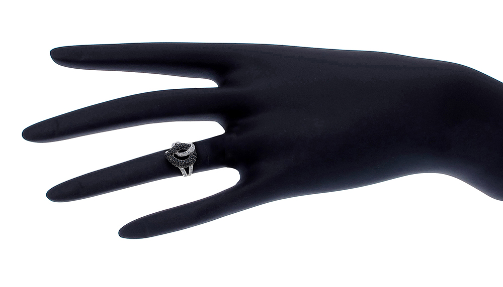 แหวนเพชร ตัวเรือนเงินแท้100% (เงินแท้92.5%) ประดับ เพชรCZ แหวนลายเส้นดัดเป็นทรงใบไม้ฝังเพชรกลมดำ เพิ่มดีเทลความเก๋คล้องห่วงกลมฝังเพชรกลมขาว บ่าข้างฉลุฝังเพชรกลมขาวแถวคู่ ดีไซน์เก๋แปลกตา