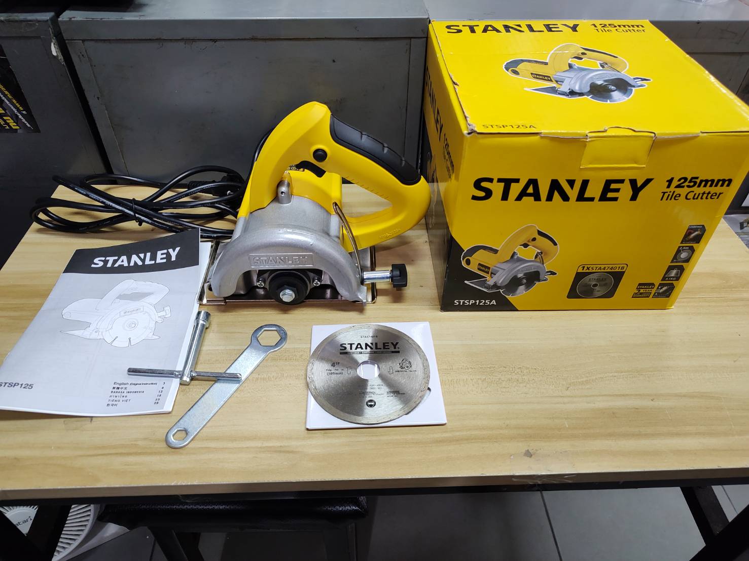เครื่องตัดกระเบื้อง 4 นิ้ว รุ่น STSP125 (1320วัตต์) STANLEY
