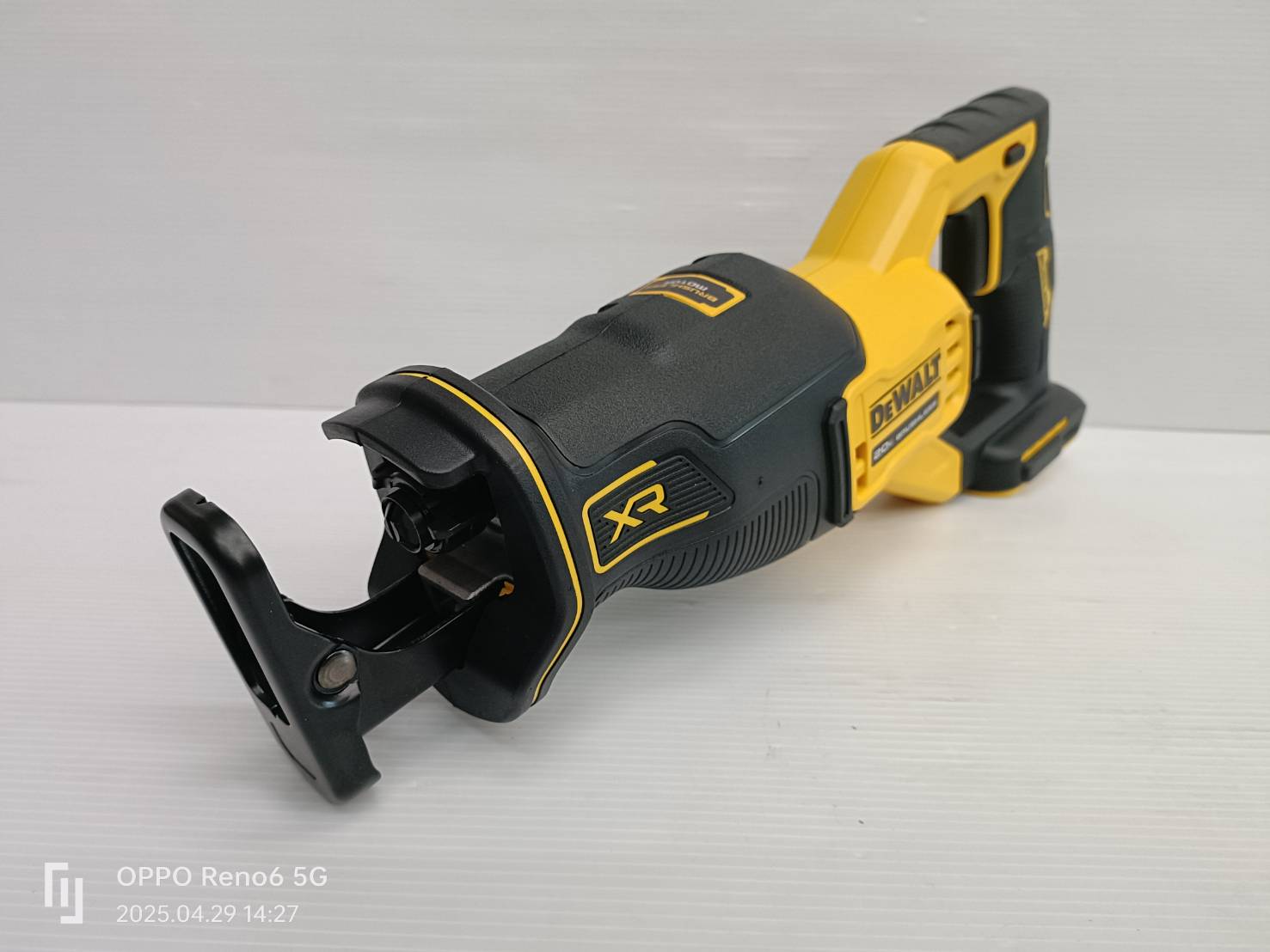 DEWALT เลื่อยชักไร้สาย ไร้แปรงถ่าน 18V(20V Max) เฉพาะตัวเครื่อง รุ่น DCS382N