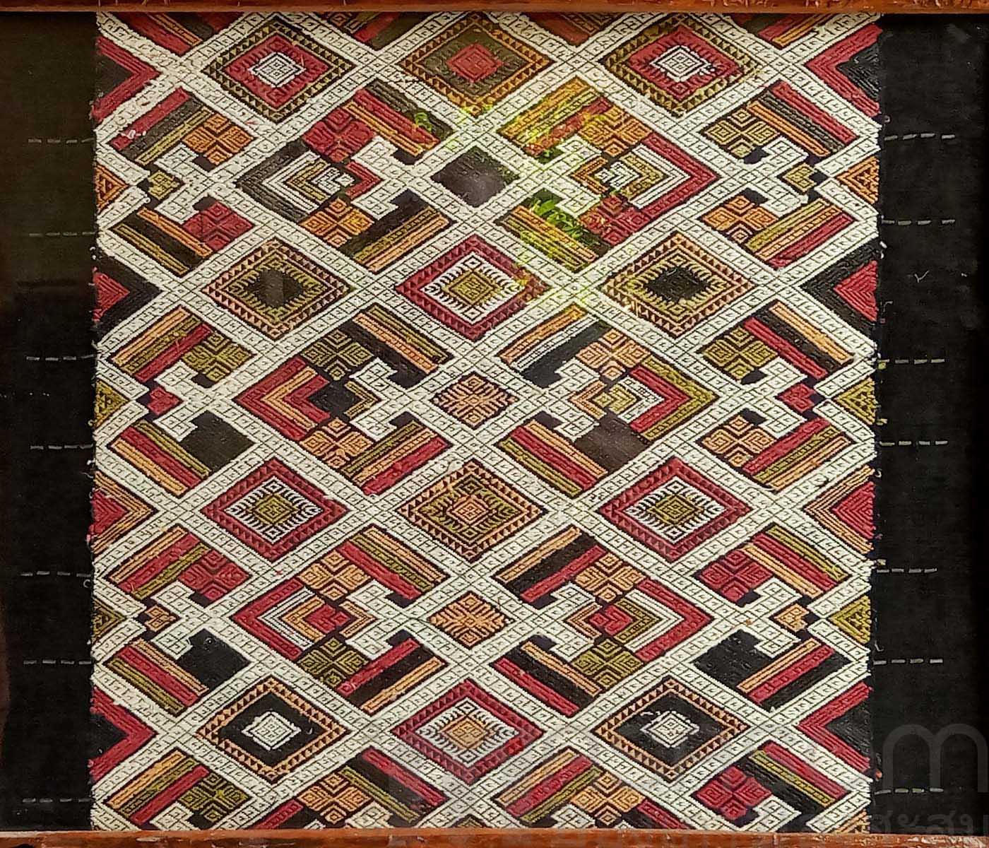 ผ้าไหมทอมือในกรอบไม้สัก