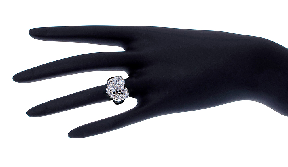 แหวนทองคำขาว ประดับเพชร CZ แหวนทรงหัวใจฝังเพชรแบบจิกไข่ปลา ออกแบบอย่างคลาสสิคหรูหรา ดีไซน์ความสวยระดับไฮโซ สวมใส่ออกงานได้ทุกงาน