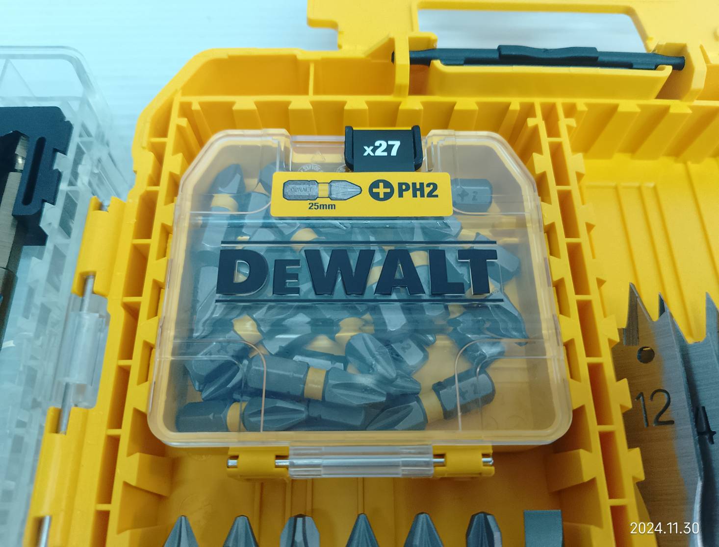 ชุดดอกไขควง DEWALT 100 ปี ให้ดอกสว่านมากถึง 61 ชิ้น รุ่น DWACS61P