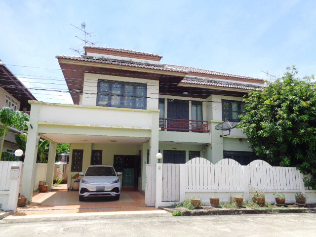 H1201 ขายบ้านเดี่ยว 50 ตร.วา หมู่บ้านวรารักษ์ อยู่ถนนเลียบคลองสอง ซอย27 ใกล้ซาฟารีเวิลด์ แชวงสามวาตะวันตก มีนบุรี ตกแต่งสวย พร้อมอยู่