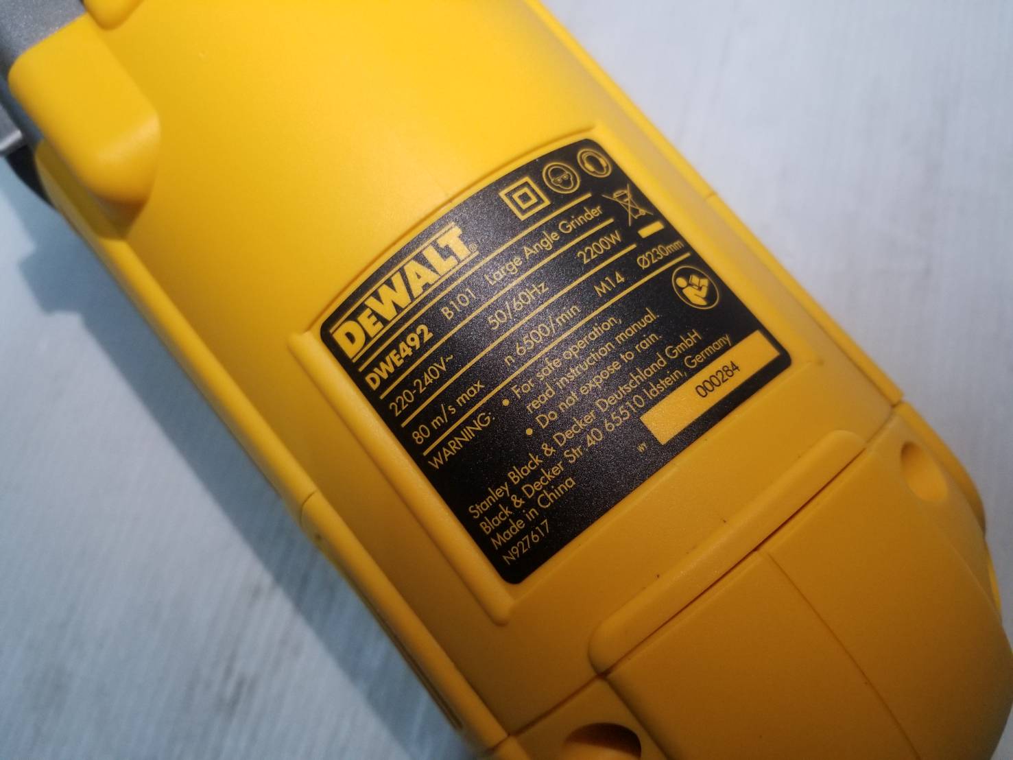 หินเจียรไฟฟ้า 9 นิ้ว 2200W DWE492 DEWALT