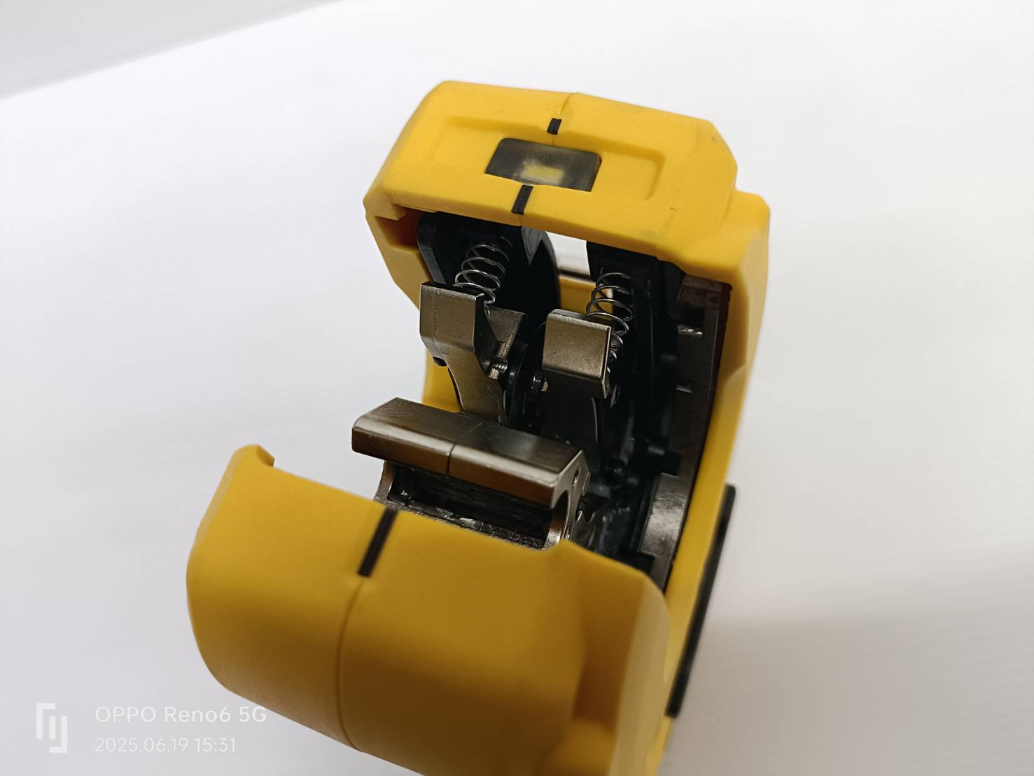 DEWALT รุ่น DCE154B เครื่องตัดท่อทองแดงไร้สาย 20V