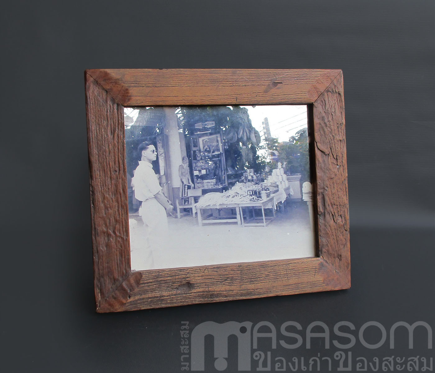 พระบรมฉายาลักษณ์ในหลวง ร.9 ในกรอบไม้