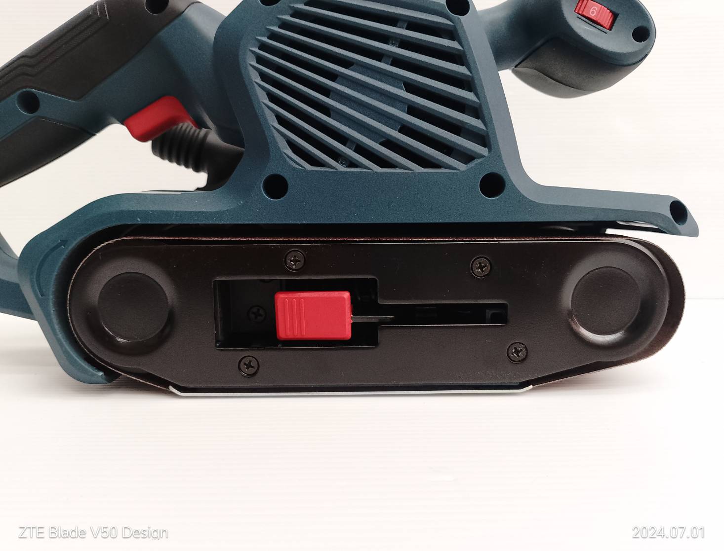 เครื่องขัดกระดาษทรายสายพาน GBS750 BOSCH