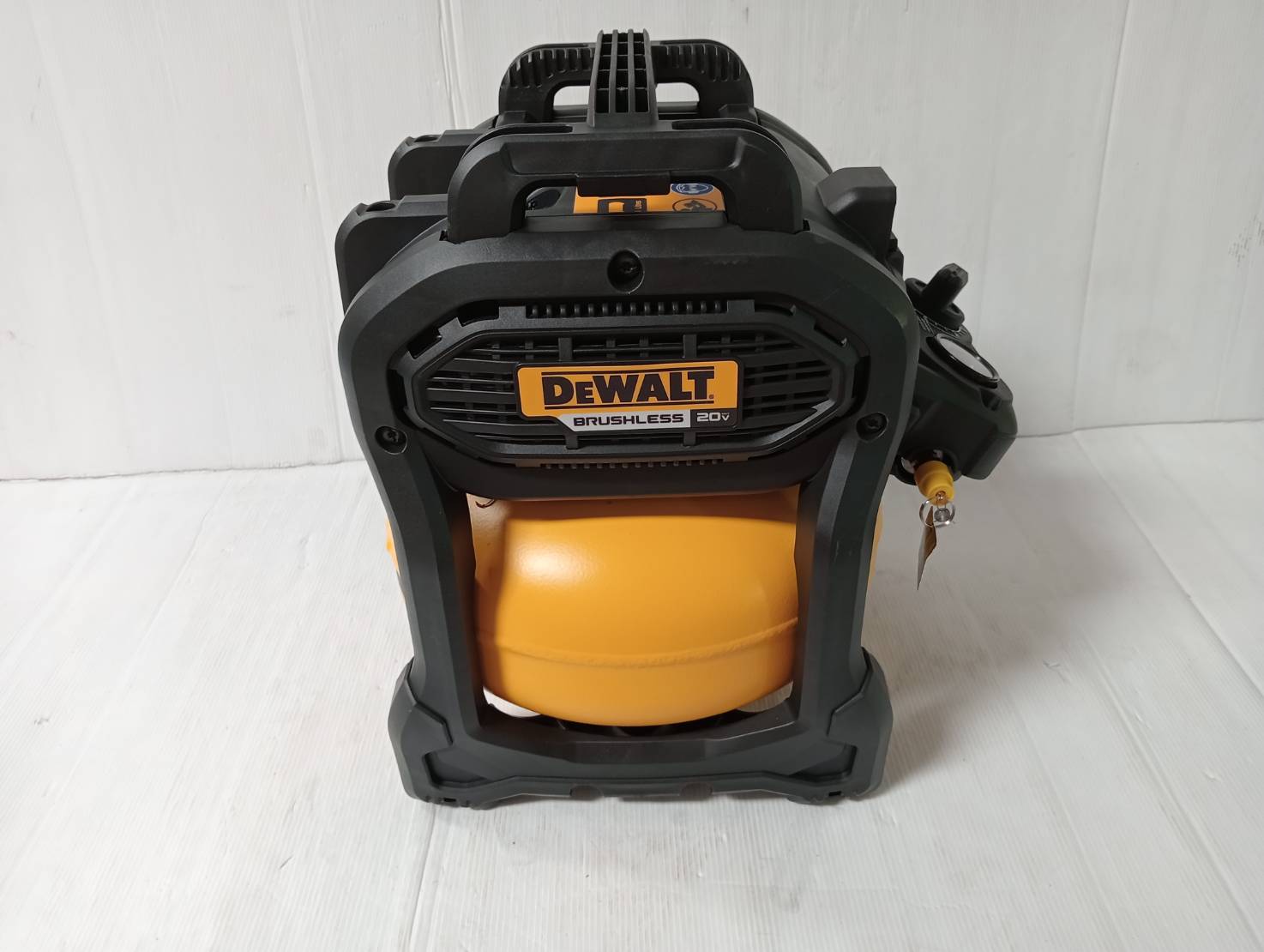 DEWALT รุ่น DCC1020N-KR ปั๊มลมไร้สายไร้แปรงถ่าน 10 ลิตร 20V Max Flexvolt Advantage เฉพาะตัวเครื่อง