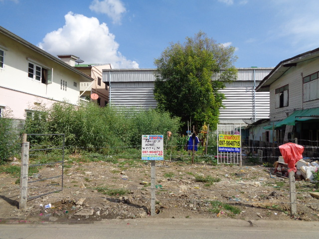 H982 ขายที่ดินเปล่า 100 ตร.วา อยู่ซอยอ่อนนุช69 ใกล้แยกประเวศ ห่างจากถนนใหญ่เพียง 50 เมตร เหมาะสำหรับทำที่พักอาศัย หรือสำนักงาน ห่างจุดขึ้นลงมอเตอร์เวย์ ด่านอ่อนนุช 500 เมตร ขนาดที่ดิน กว้าง13 เมตร ลึก 28 เมตร