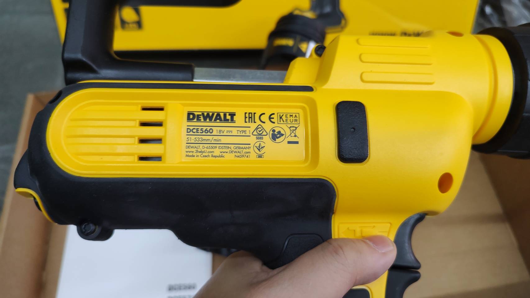 ปืนยิงยาแนวไร้สาย DEWALT DCE560N 18V. (ตัวเปล่า)
