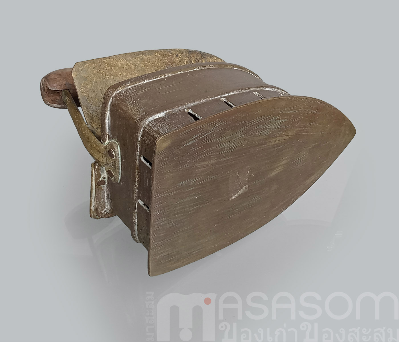 เตารีดทองเหลืองเก่ายุโรป