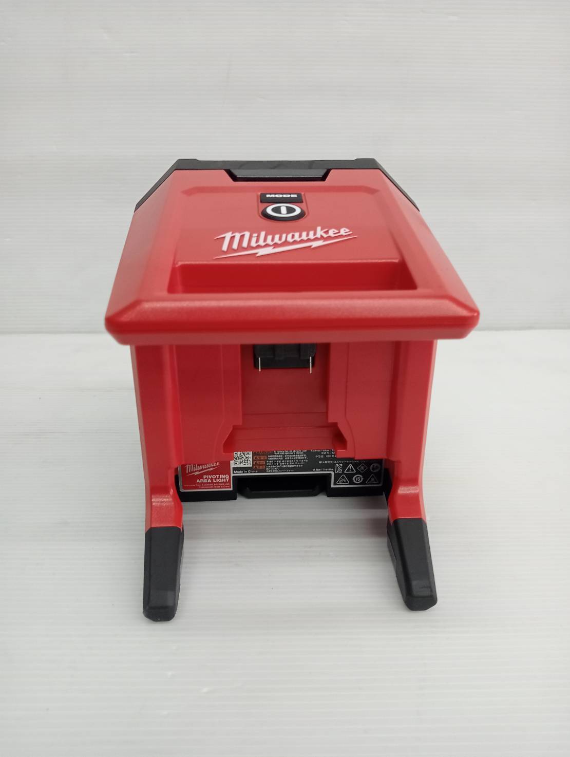 ไฟส่องพื้นที่ 18 โวลต์ หัวหมุน/พับได้ M18 PAL-0 (เครื่องเปล่า) Milwaukee