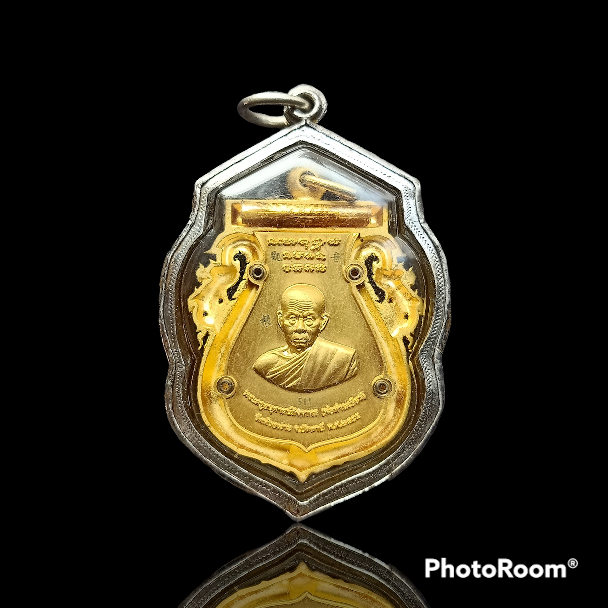 เหรียญเสมาหลวงปู่ทวด วัดช้างไห้ พ่อท่านเขียว วัดห้วยเงาะ เนื้อโลหะชุบทองลงยา หลังฝังตะกรุดทองคำ เลขสวย๙๑๑ เลี่ยมเงินพร้อมใช้