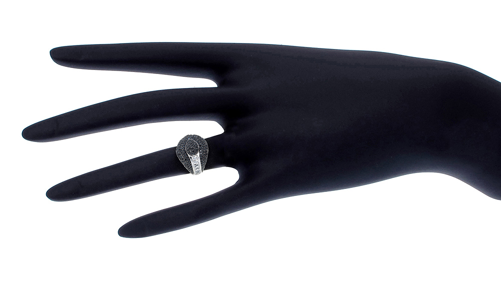 แหวนเพชร ประดับ เพชรCZ ตัวเรือนเงินแท้100% (เงินแท้92.5%) แหวนทรงกลีบดอกบัวหน้าแหวนใหญ่ ฝังเพชรกลมดำนวนมาก ผ่านการเจียระไนอย่างประณีต สวยหรูดูแพง งานเวอร์วังอลังการ ใส่ติดนิ้วได้ทุกงาน