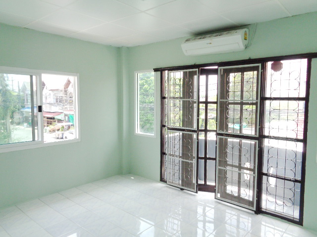 H1123 ขายทาวน์เฮ้าส์ 2 ชั้น 16 ตร.วา หมู่บ้านจินดาทาวน์ หลังมุม รีโนเวทใหม่ ซอยคู้บอน 27 แยก 56 (รามอินทรา กม. 8)