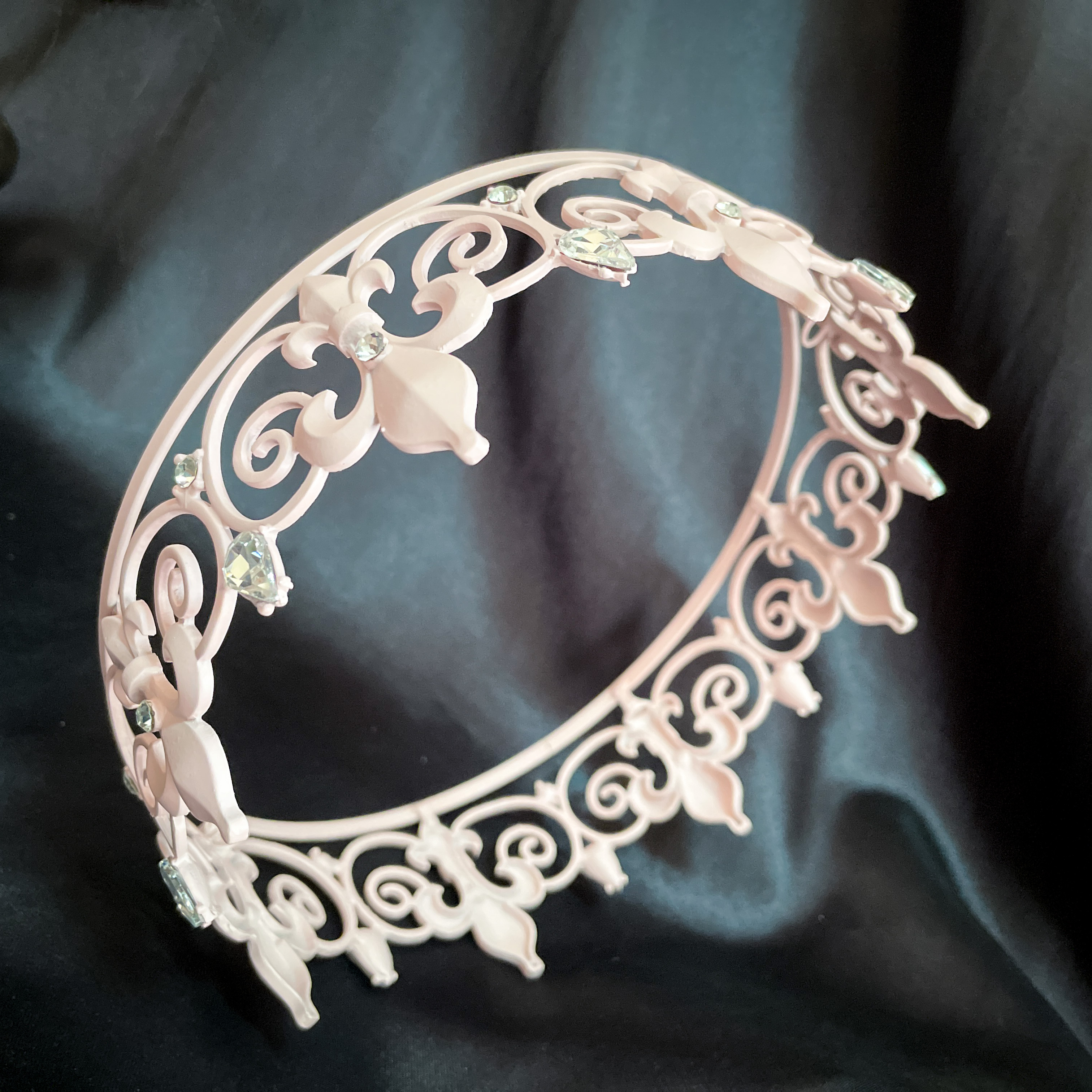 (พร้อมส่ง) มงกุฏผู้ชาย 026 สีชมพู-ขาว มงกุฎผู้ชาย มงกุฎเจ้าชาย งานสวย ปราณีต QCเพชรทุกเม็ด