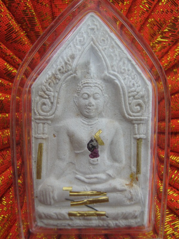 ขุนแผนเนื้อผงสีขาวปี 2536 หลวงพ่อคูณ ปริสุทโธ วัดบ้านไร่ รุ่นคูณรวยมหาเสน่ห์