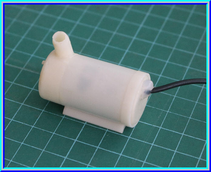 1x ปั๊มน้ำขนาดเล็ก 3-5 Vdc 80-100 L/H สีขาว แนวแกนนอน