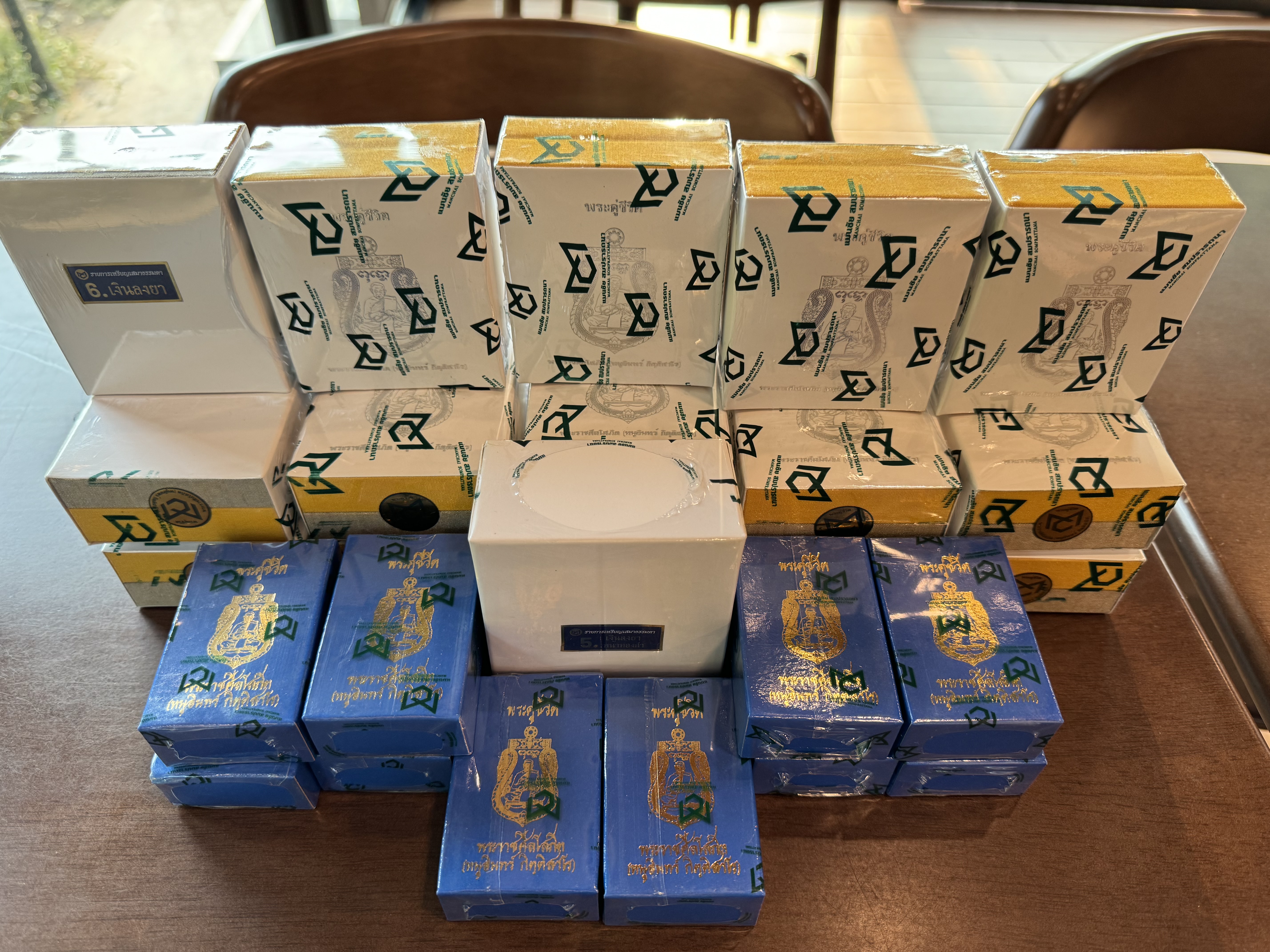 เหรียญเสมาพระคู่ชีวิต หลวงปู่หนูอินทร์ กิตฺติสาโร เนื้อเงินผสมมวลสาร (ซีลเดิม ลุ้นเลข) มาแรงอันดับ1