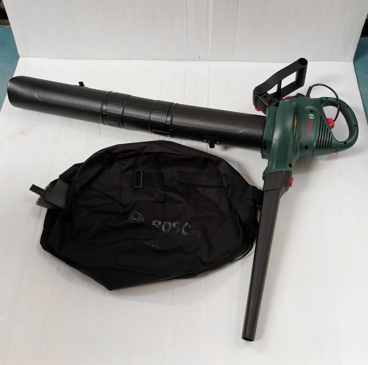 เครื่องดูดเป่าใบไม้ UniversalGardenTidy 3000 BOSCH