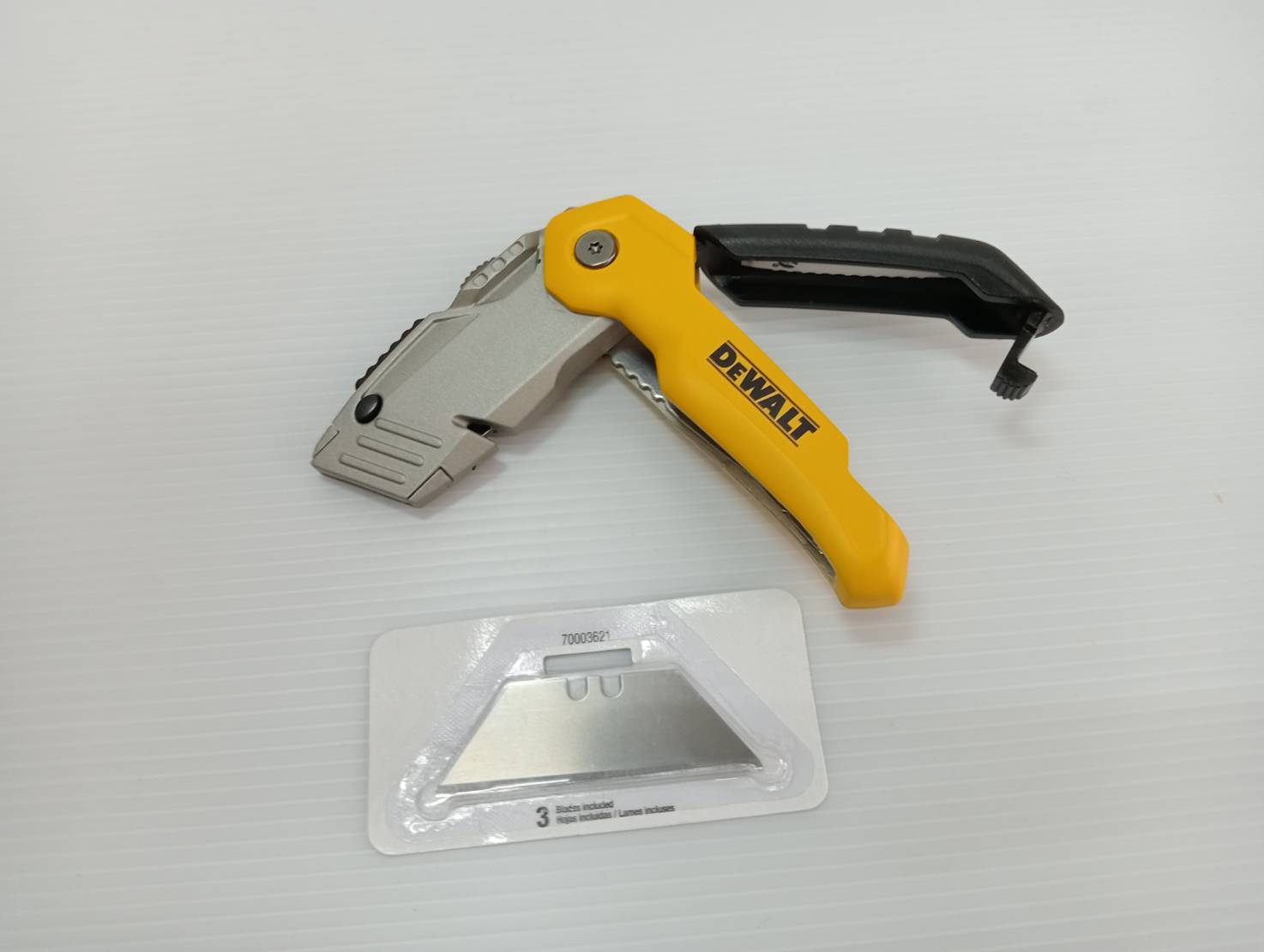 คัตเตอร์พับ UTILITY KNIFE DWHT10035-0 DEWALT