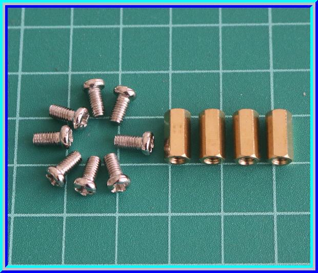 4x เสารองสีทองแบบเหลี่ยม ยาว 10 มม. พร้อมสกรู