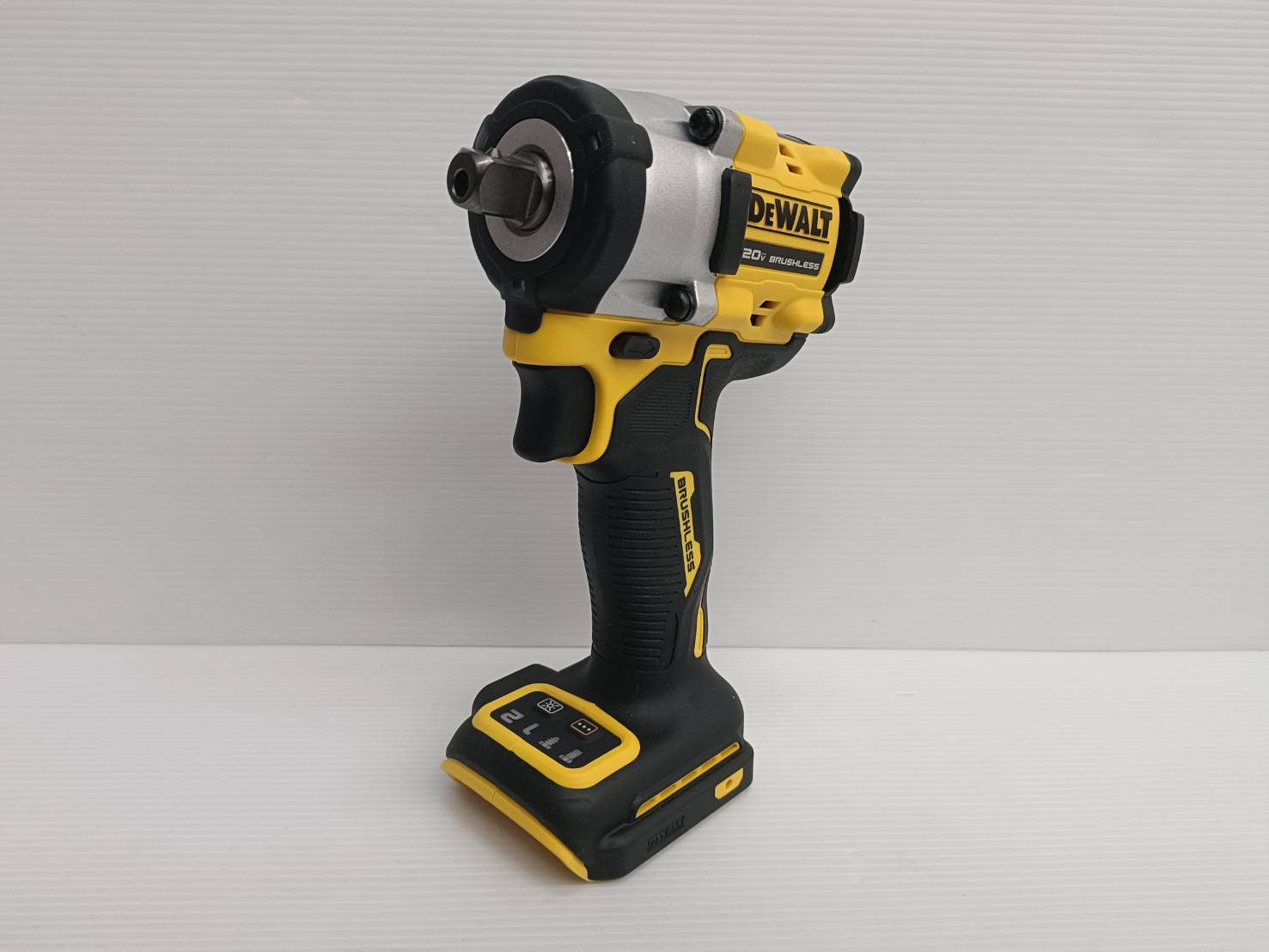 DEWALT บล็อกกระแทกไร้สาย 4 หุน 20V DCF922N-B1