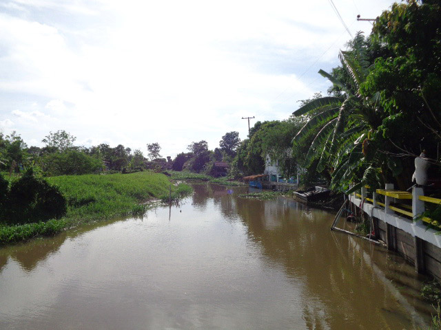 H1200 ขายบ้านเดี่ยว หมู่บ้านนันท์นลิน ปาร์คโอม เฟส1 75 ตร.วา อยู่ถนนคู้คลองสิบ หนองจอก กรุงเทพฯ ทำเลดี หน้าบ้านโล่ง ตรงข้ามถนนเป็นคลอง