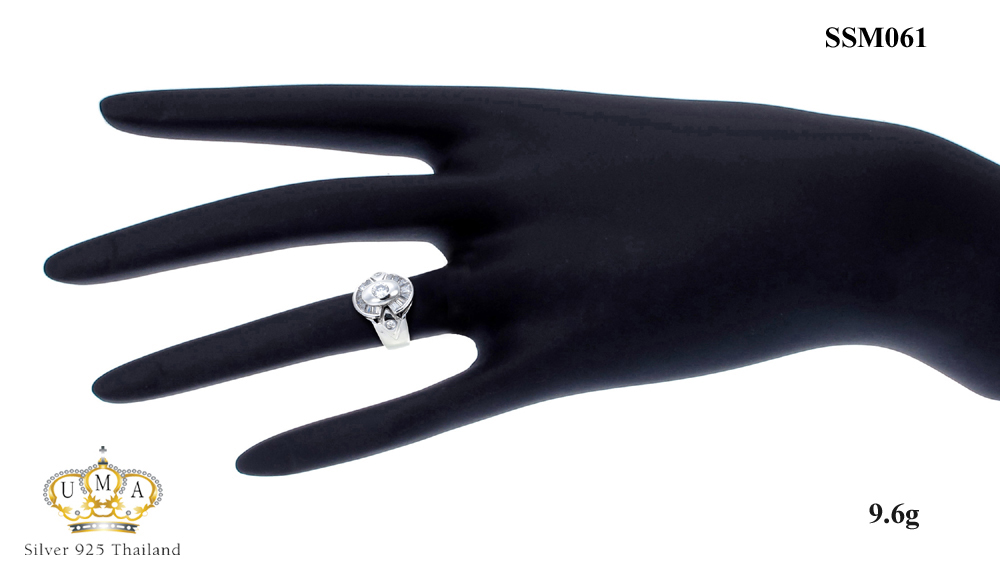 แหวนพลอยผู้ชาย ประดับเพชรCZ แหวนทรงไข่ ฝังเพชรเม็ดกลม ล้อมรอบเพชรแทปเปอร์ เพิ่มลูกเล่นช่วงบ่าฝังเพชรข้างละเม็ด ดีไซน์ทันสมัยเสริมให้คุณภูมิฐานขึ้นมาอีกระดับด้วย ใส่ได้ทุกวัน