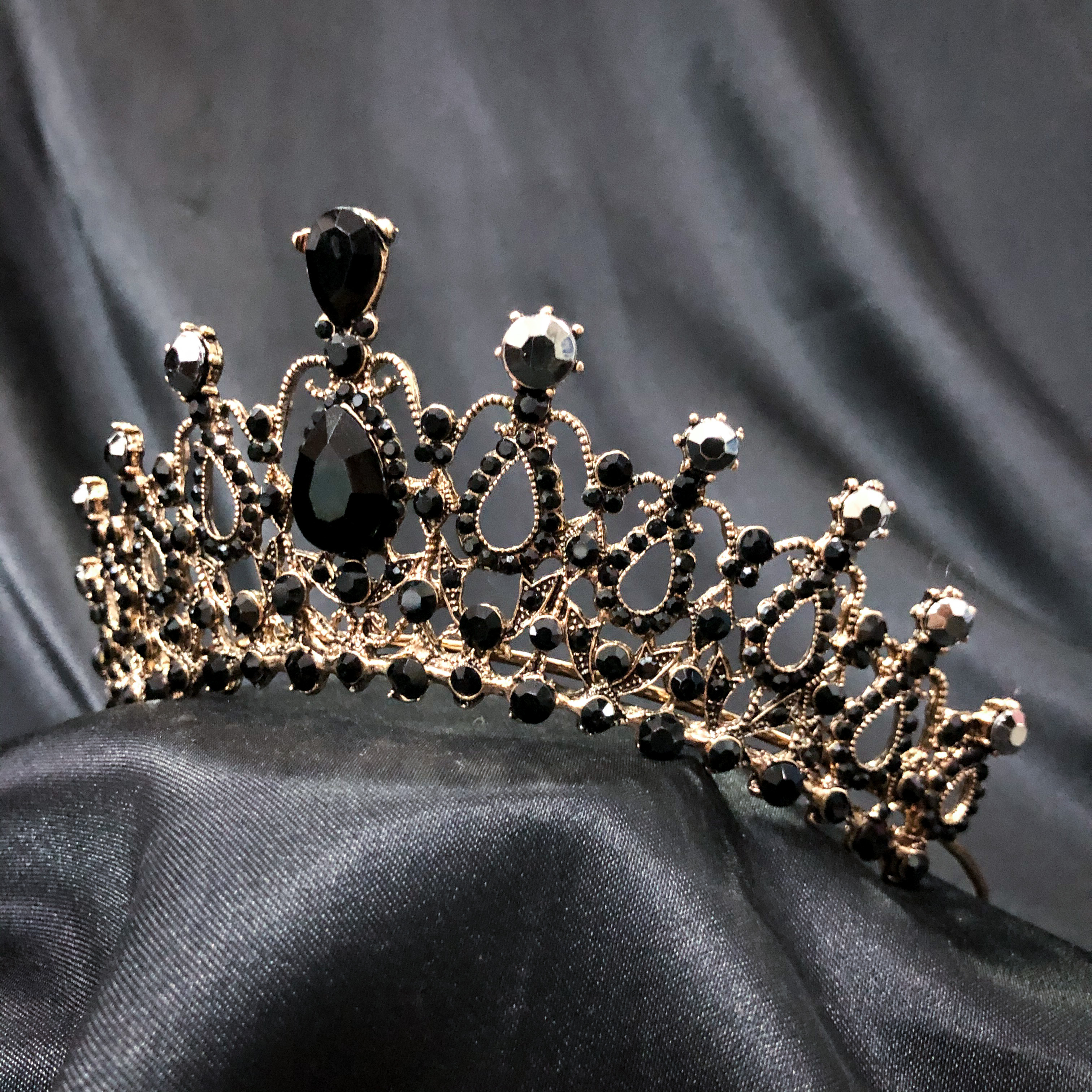 (พร้อมส่ง) มงกุฎสีดำ 004 งานสวย ปราณีต QCเพชรทุกเม็ด สินค้าพร้อมส่งจากไทย