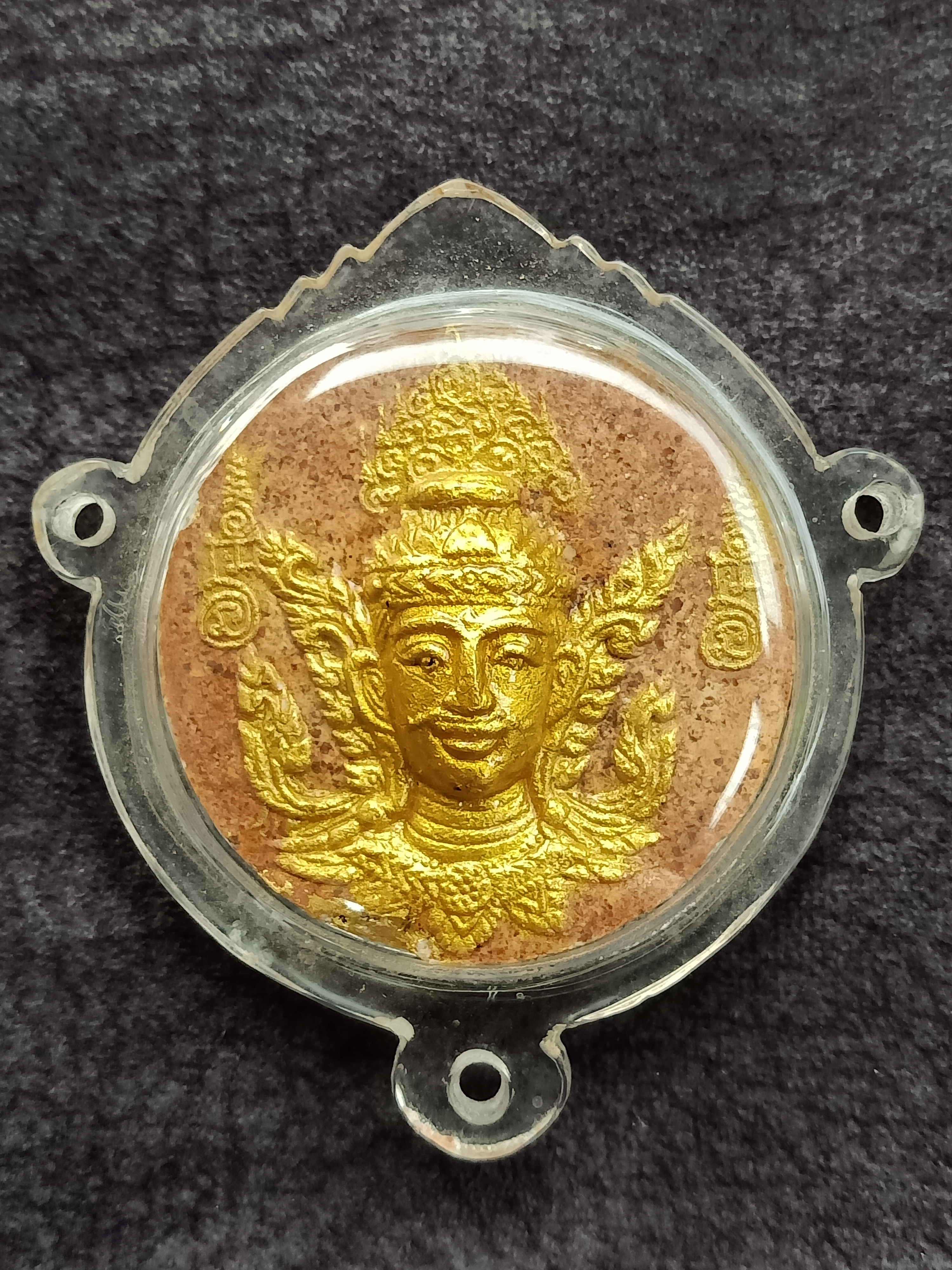 พระลักษณ์หน้าทอง เนื้อผง หลวงปู่กาหลง เขี้ยวแก้ว วัดเขาแหลม ปี 2550 เลี่ยมกันน้ำพร้อมใช้