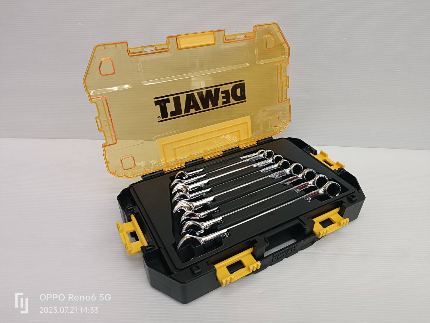 DEWALT ชุดประแจแหวนข้างฯ 8 ชิ้น 10-17 มม. รุ่น DWMT45426 กล่องใส มุมเอียง 15 องศา