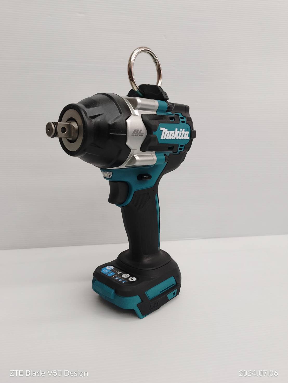 MAKITA เครื่องขันบล๊อกไร้สาย 18 โวลต์ 1/2 นิ้ว + สายสะพาย รุ่น DTW700ZX1