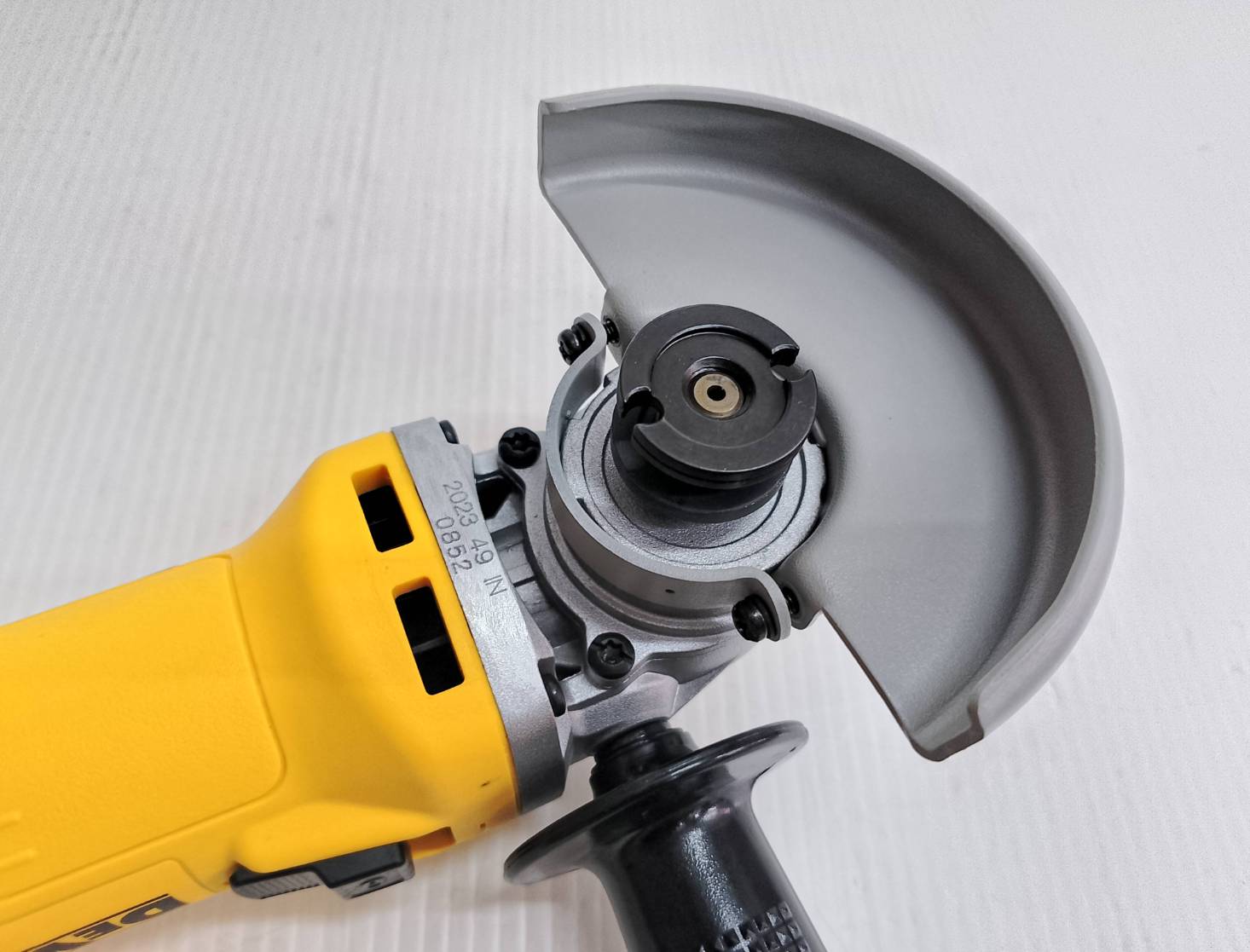 เครื่องเจียร4" DWE750S DEWALT รุ่นอัลต้าสลิม สวิตช์เลื่อนข้าง