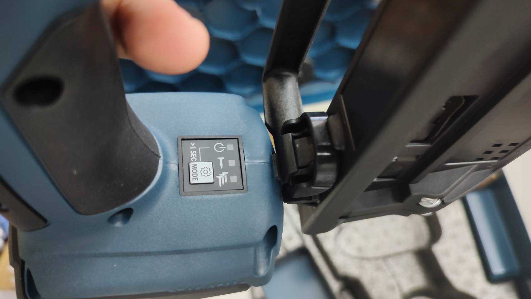 ปืนยิงตะปูไร้สาย18V GNH18V-64M BOSCH SOLO