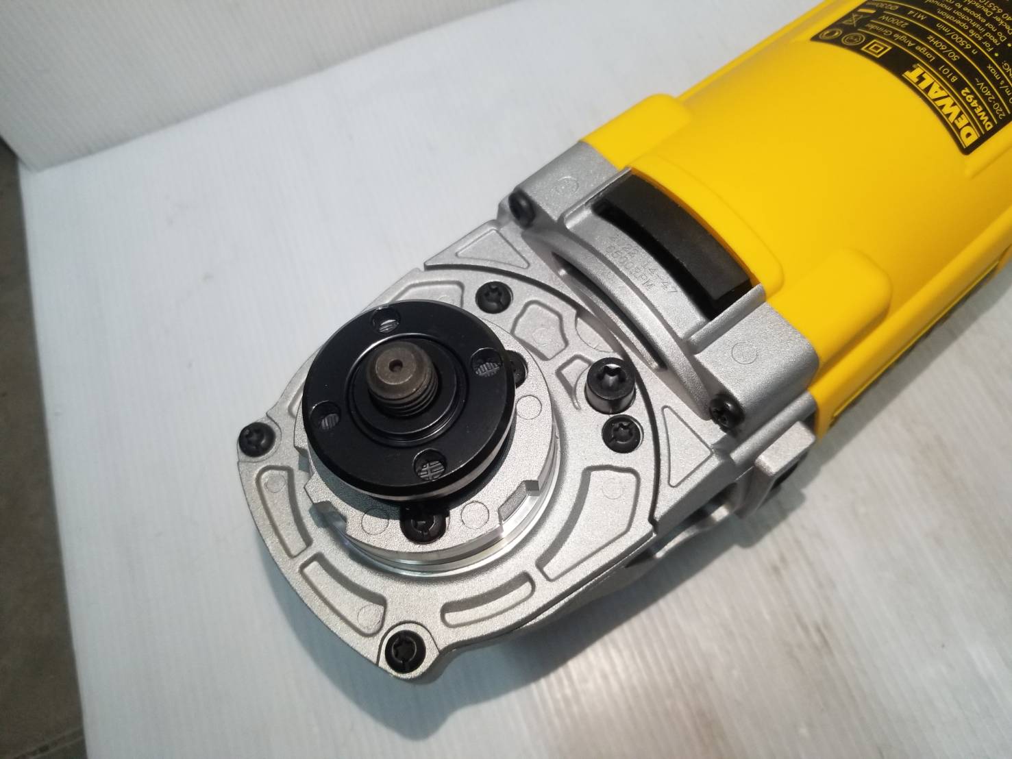 หินเจียรไฟฟ้า 9 นิ้ว 2200W DWE492 DEWALT